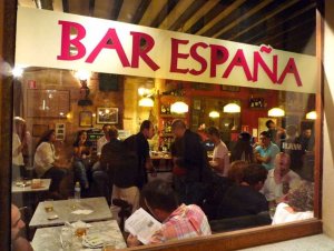 Teltház egy spanyol bárban