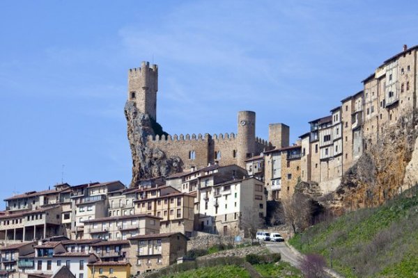 La Torre del Homenaje uralja a tájat