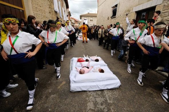 Babák és táncosok